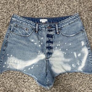 Good American Distress Wash Light Blue Jean Short